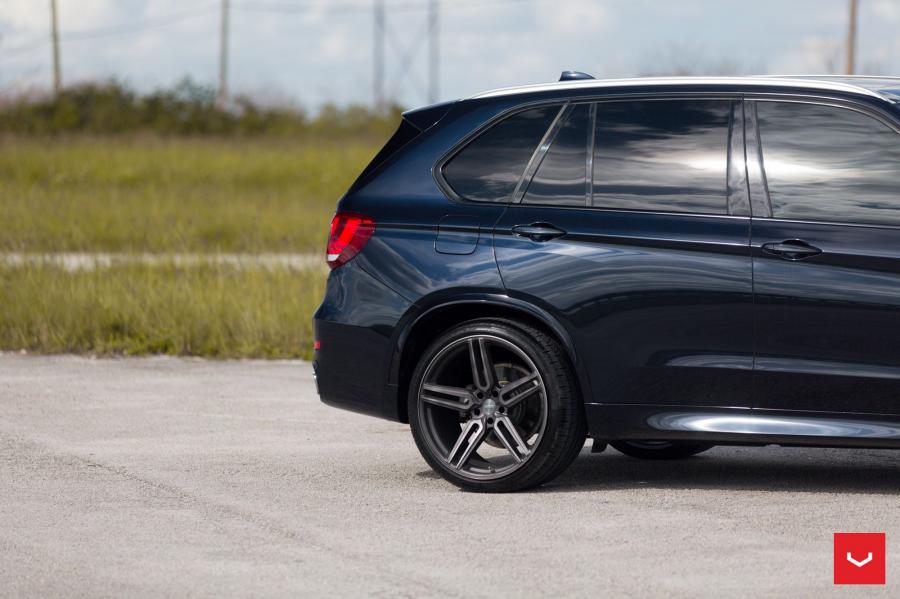 Детали экстерьера BMW X5 xDrive35i on Vossen Wheels (HF-1) 2018 года  (фото 33 из 36)